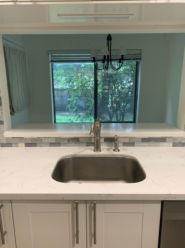 Vista desde la cocina hacia el comedor. - 220 NE Dogwood St