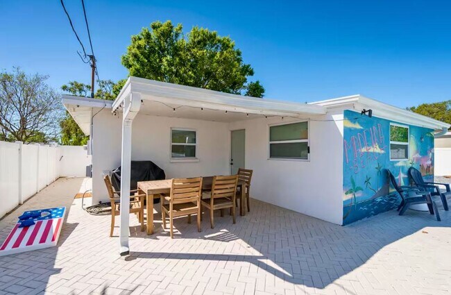 Foto del edificio - Utilities Included - (DECEMBER ONLY) Furnished 3-Bedroom Home with Private Heated Pool, Spa & More!