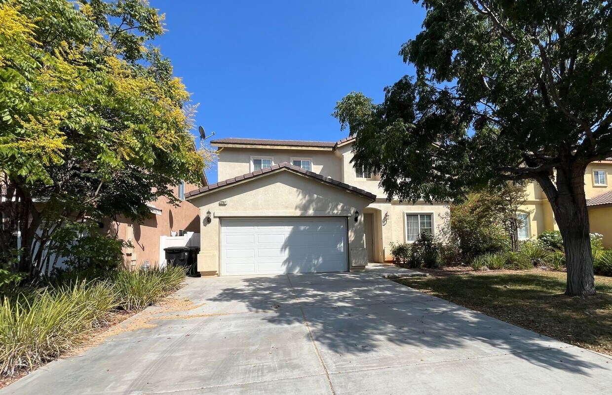 Foto principal - Stunning 5-bedroom,3-bath home in a prime ...