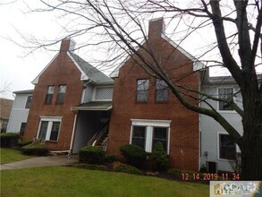 Building Photo - 255 Wycoff Way W