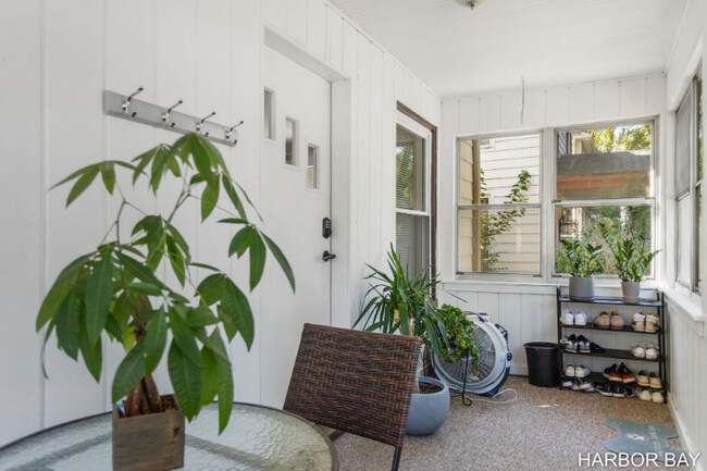 Building Photo - 718 Crescent St NE