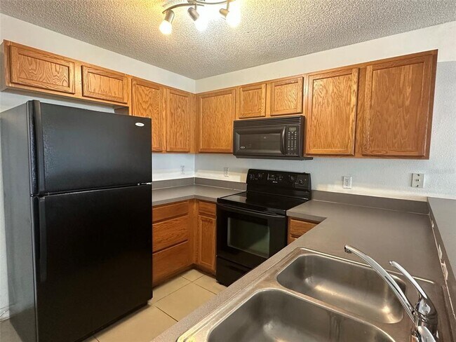 Building Photo - 12640 Somerset Oaks St