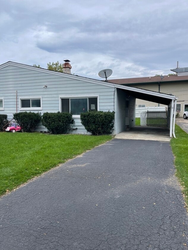 104 W Valley View Dr, Lakemoor, IL 60051 Condo for Rent in Lakemoor