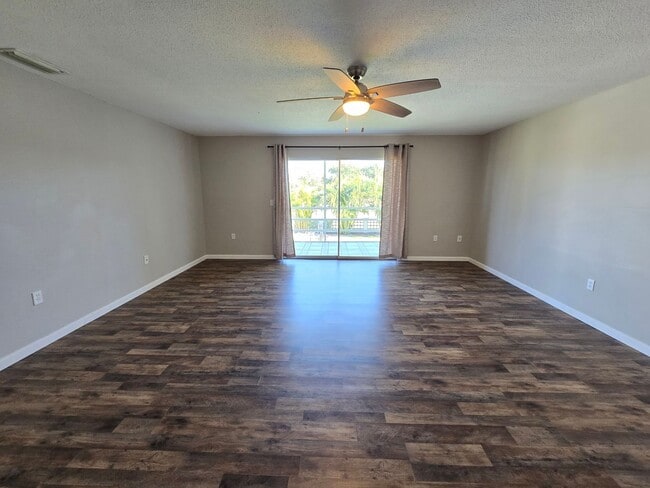 Building Photo - Centrally Located 2Bed/2Bath Condo for Rent in Sarasota
