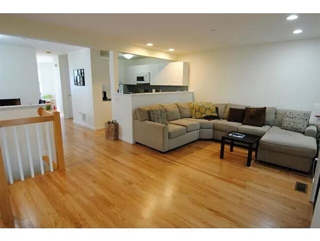 Foto del edificio - 90 Barrington Ave