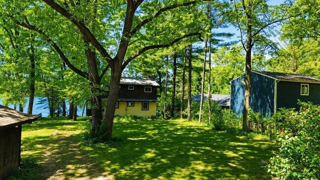 Foto del edificio - 8649 Hidden Lake Dr