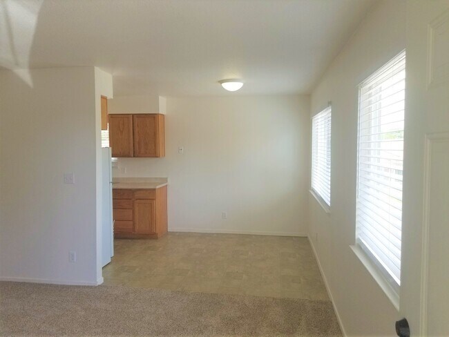 Building Photo - 1356 Hobart Dr