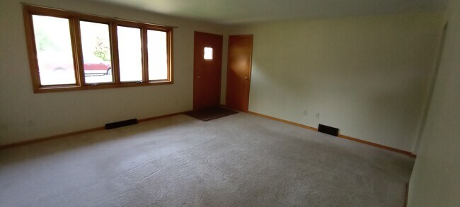 Living room & entrance - 2526 Poplar St NW