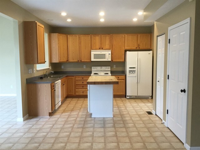 Building Photo - 250 Easton Manor Drive