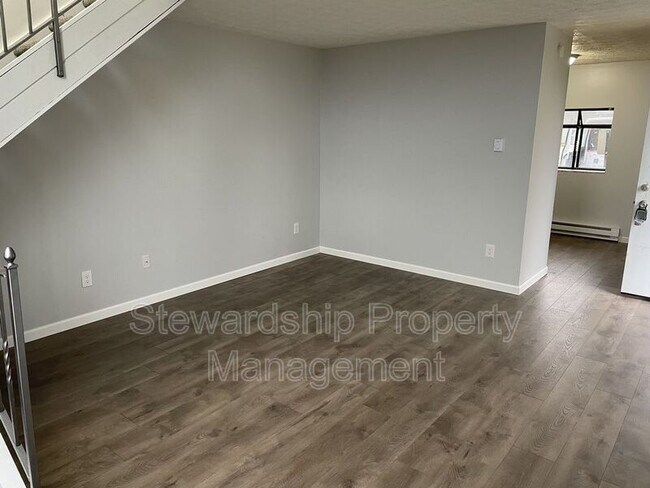 Building Photo - 785 Kerns Dr NE