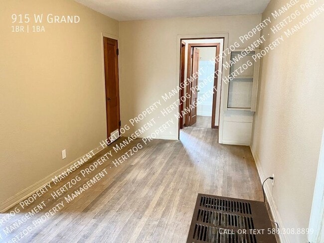 Building Photo - 915 W Grand-