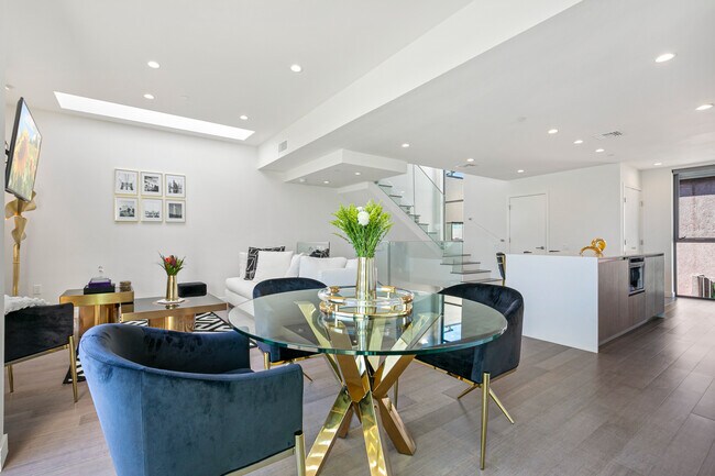 Foto del edificio - 823 N Fuller Ave