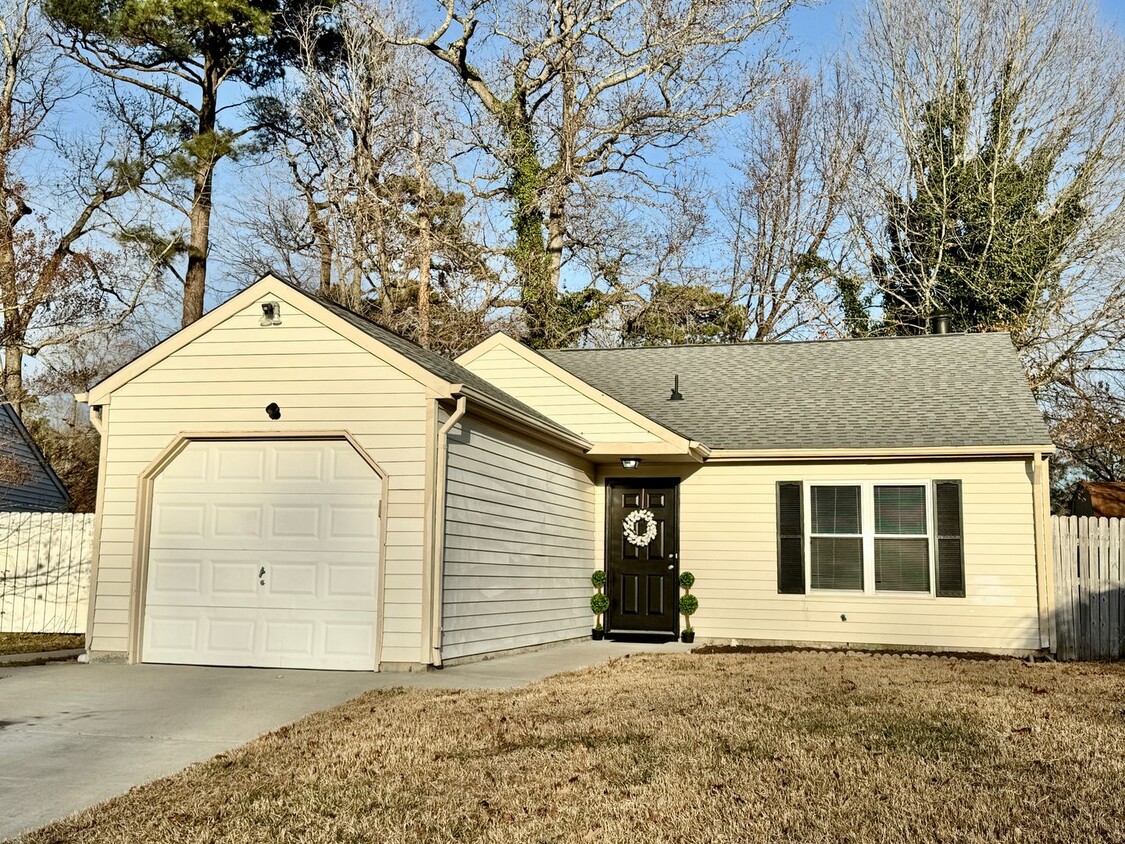 Foto principal - UPDATED & READY NOW!! Adorable 3-Bedroom R...