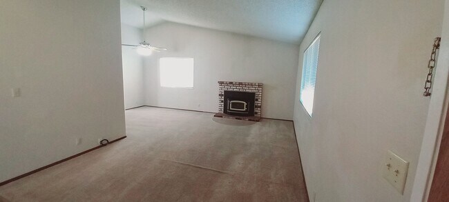 Foto del edificio - Nice Floorplan, Cute Yards - 4 Bedroom/2 B...