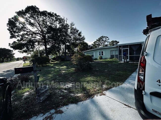 Building Photo - 908 W Highland Dr