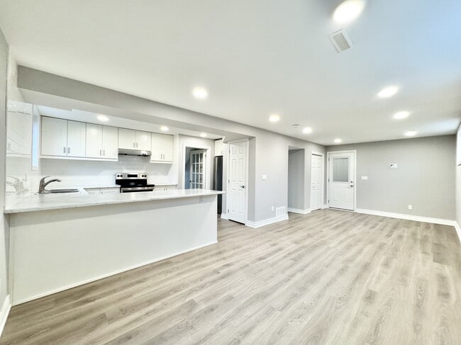 Building Photo - 5 Regent Dr