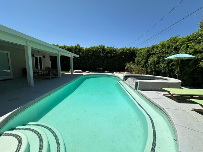 Building Photo - 725 S Mountain View Dr