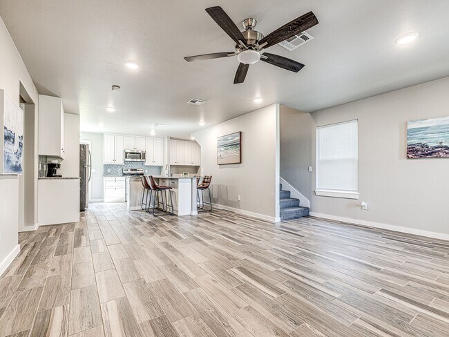 Foto del edificio - Newer home in the heart of OKC + 5 bedrooms + 5 bathrooms + 2 car garage