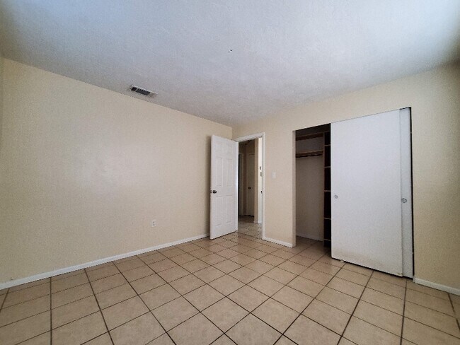 Foto del edificio - 820 Pineland Ave