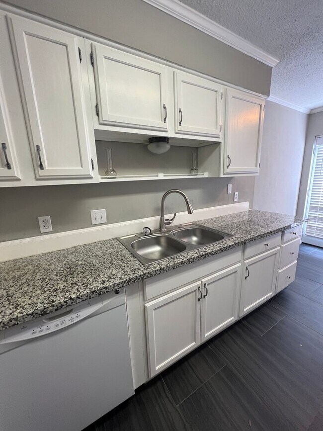 Building Photo - West Shreveport Available October 1st!