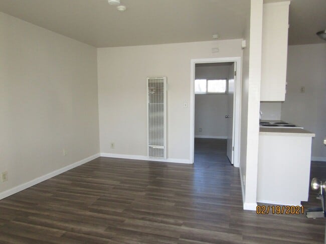 Building Photo - Cozy Updated One Bed One Bath Apartment Ne...