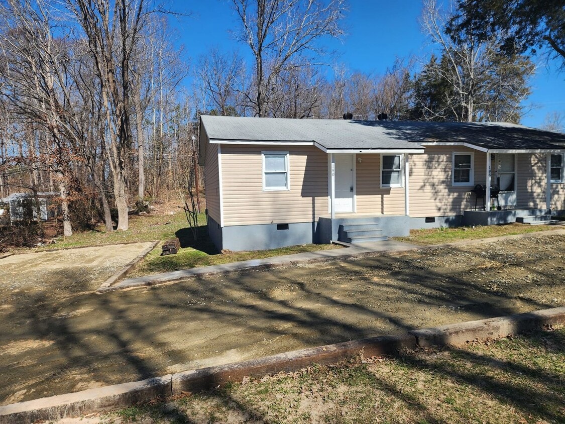 Primary Photo - 190 Chapel Dr