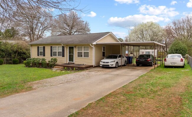 Foto del edificio - 121 Sulphur Springs Dr