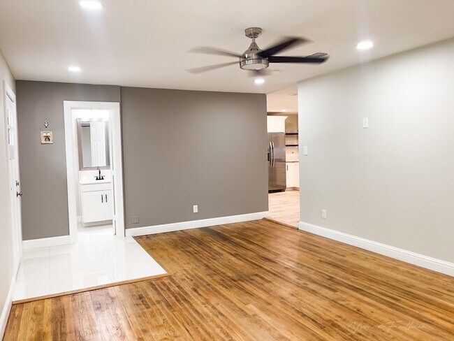 Building Photo - 722 E Strong Pkwy