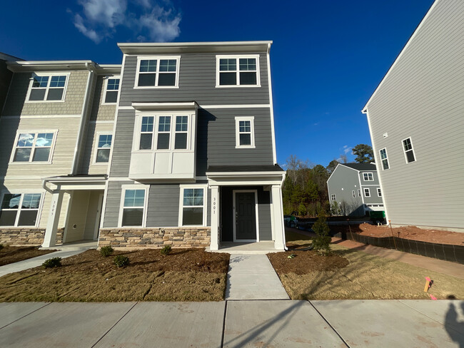 Foto del edificio - Room in Townhome on Brellon Ln