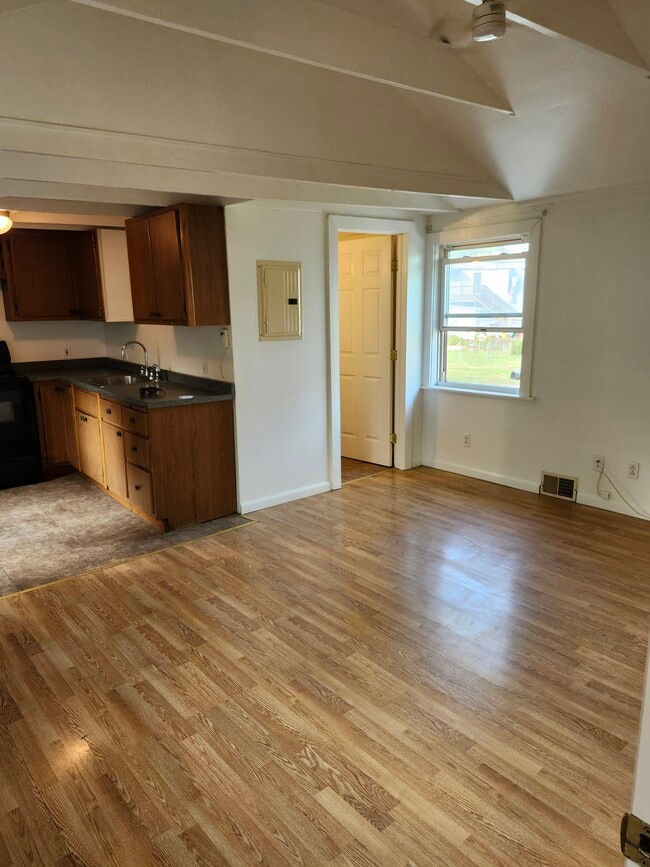 Building Photo - 305 8th St