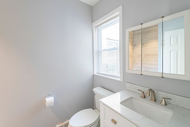 Foto del edificio - Fitler Square Three Bedroom Two Bathroom Home