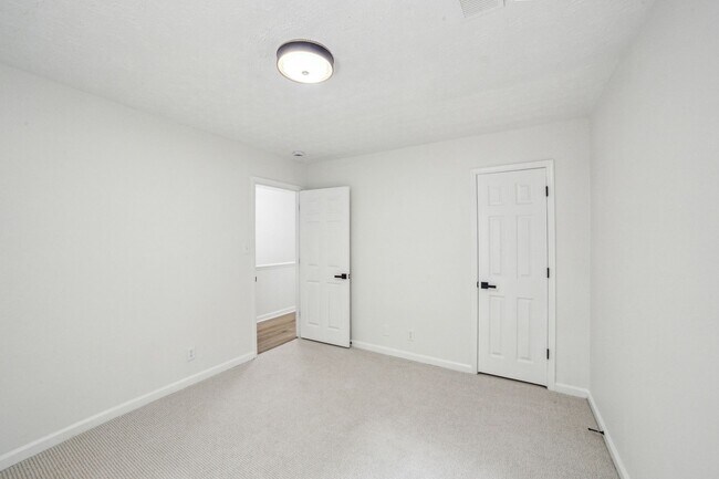 Building Photo - 3 bed 3 bath in Jonesboro!