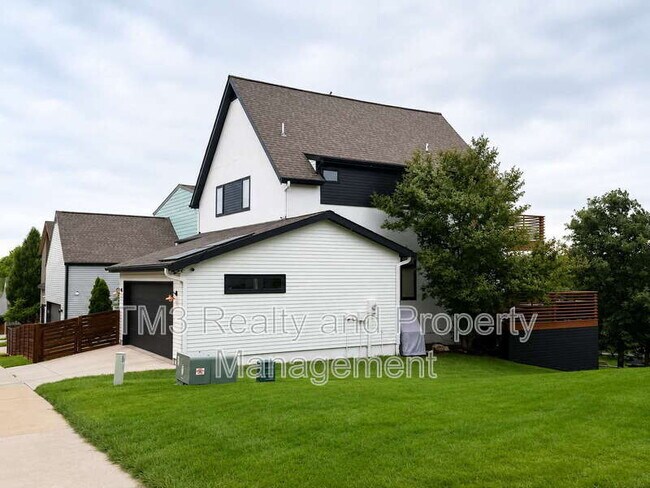 Foto del edificio - 2436 Forest Ave