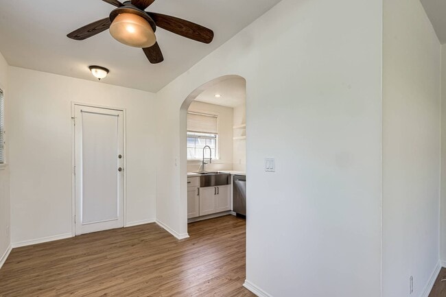 Building Photo - 313 Venice Way