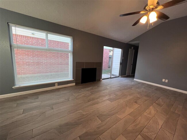 Foto del edificio - 5851 Cinnamon Creek Cir