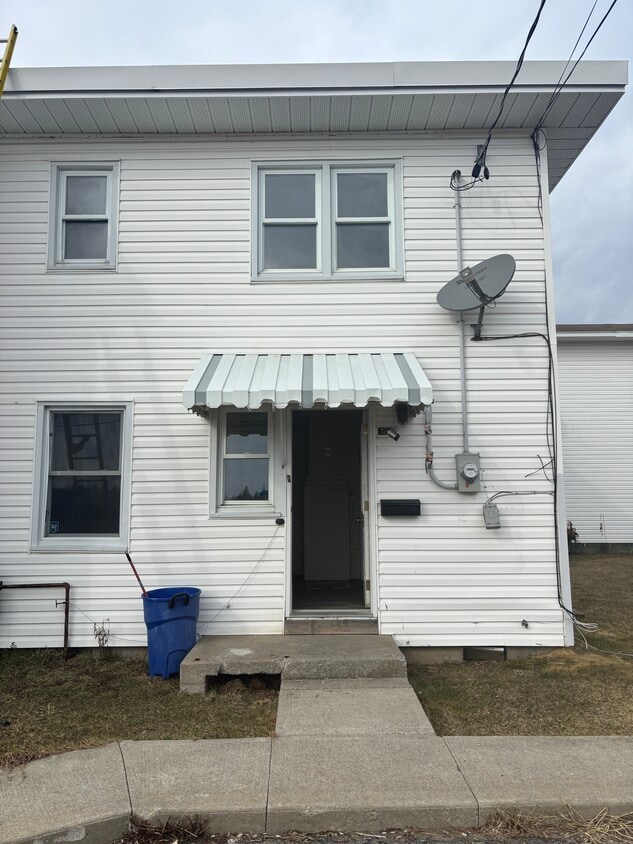 Primary Photo - Large 2 bedroom townhome for rent in Picton