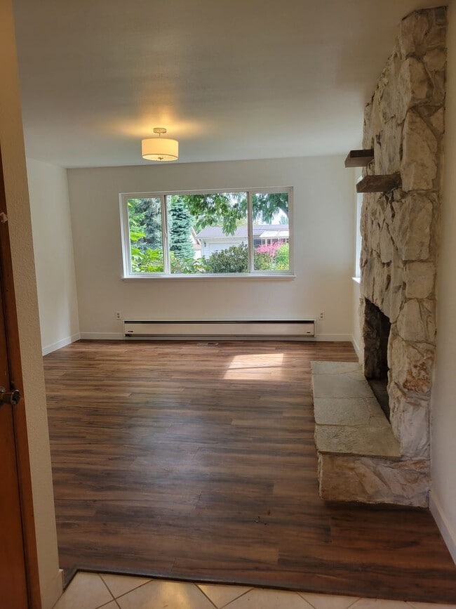 Building Photo - Beautiful 4 bd 2 bath with a mother in law...