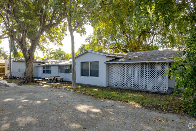 Building Photo - YOUNG CIRCLE APTS