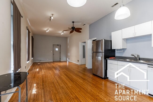 Building Photo - 646 N Damen Ave