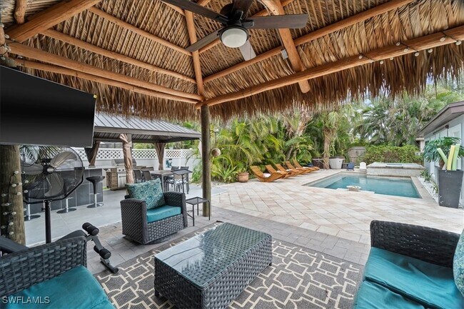 Foto del edificio - 2123 Holiday Ln