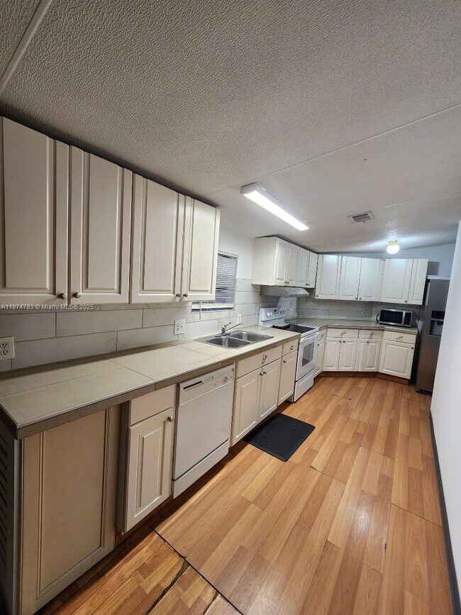 Foto del edificio - 5864 Cartier Rd