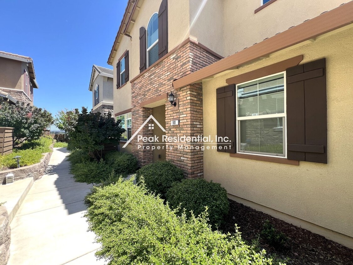 Building Photo - Updated 4bd/3ba Roseville Home in Gated Co...