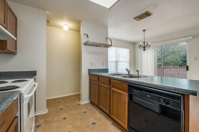 Building Photo - 3 bedroom and 2.5 bathroom located in Vill...