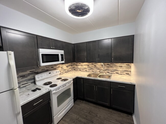 Foto del edificio - 9528 Mansfield Ave