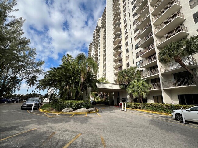 Foto del edificio - 18151 NE 31st Ct
