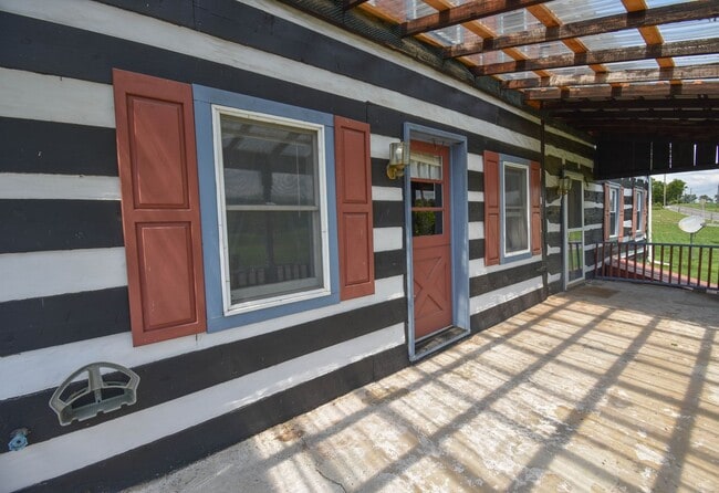 Building Photo - Large Home on Jacksonville Rd with Laundry!