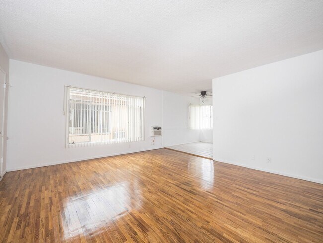 Foto del edificio - 7245 Willoughby Ave