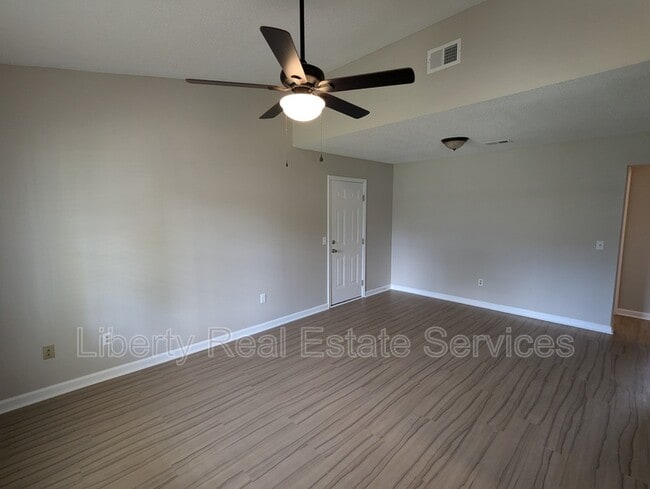 Foto del edificio - 628 Honey Ridge Ln