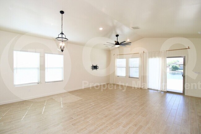 Foto del edificio - 22090 N Belt Dr