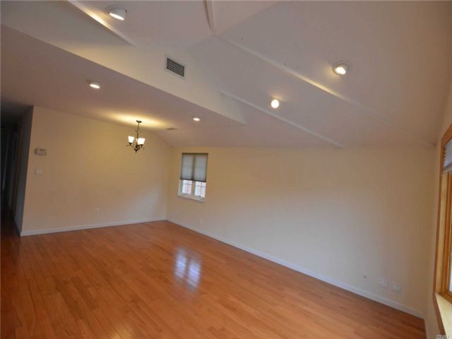 Foto del edificio - 41-16 Little Neck Pkwy